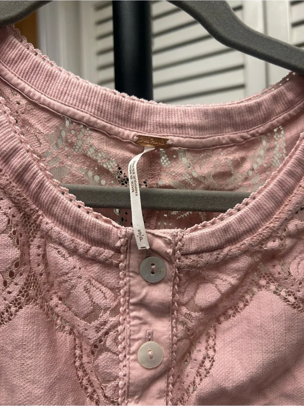 Nwot Sleeveless Pink Lace Button-Front Top